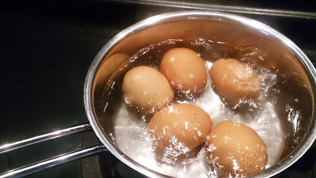 U kogo została woda po gotowaniu jajek – ten ma skarb: nie wylewaj jej i wykorzystaj ukryte korzyści